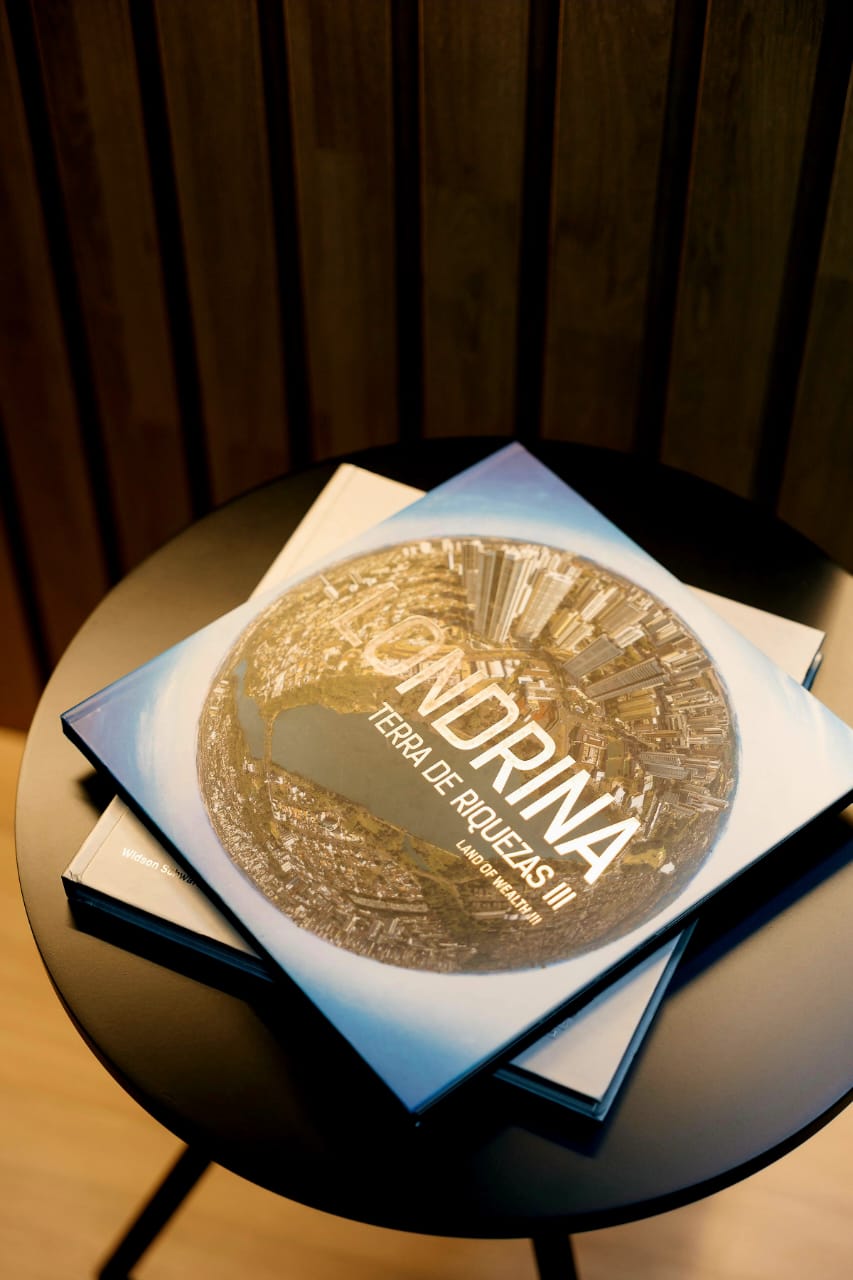 Detalhe do escritório FORE Investimentos com livro Londrina Terra de Riquezas