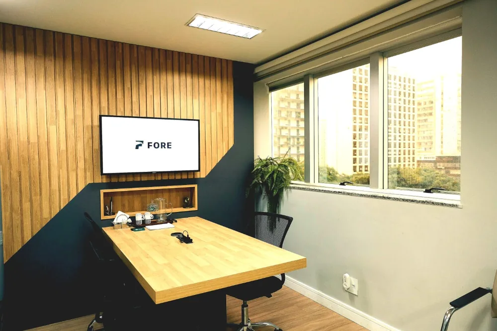 Sala de reuniões para atendimento a clientes na FORE Consultoria