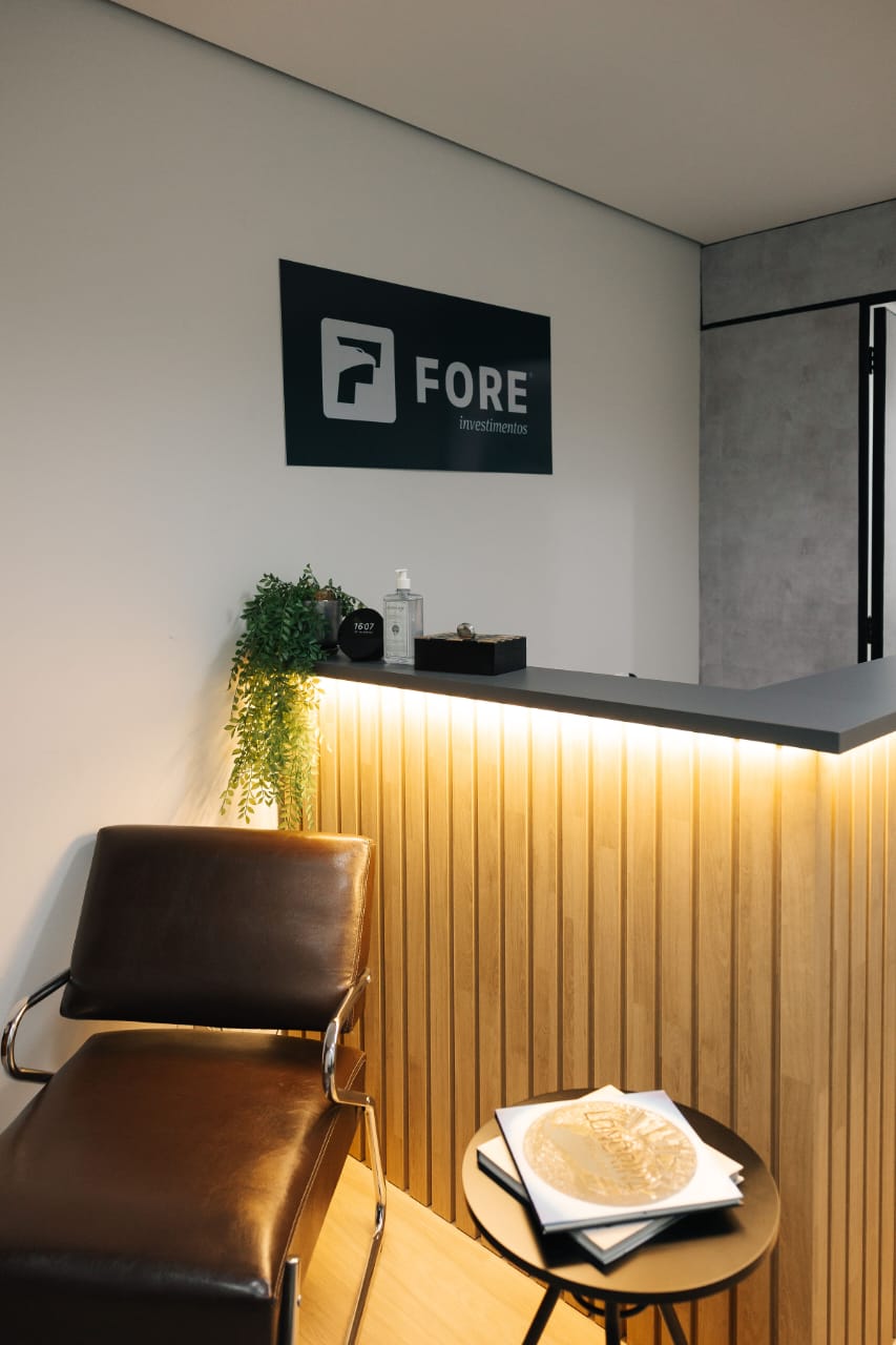 Recepção moderna do escritório FORE Consultoria de Investimentos em Londrina